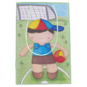 O Menino de Boné e a Bola Medium Cadeauzakje (Voorkant)