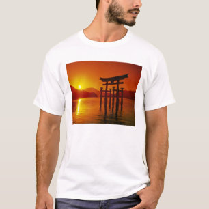 O-Torii Gate, Itsukushima shrine, Miyajima T-shirt