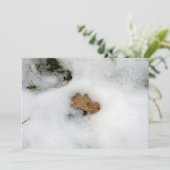 Oak Leaf ligt op de sneeuwfeestkaart Feestdagenkaart (Staand voorkant)