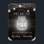 Oak Ridge Rustic Mason Jar Lights Save the Date Magneet<br><div class="desc">Oak Ridge Rustic Dark Brown Barn Wood, Sparkling Mason Jars, en Glowing String Lights Design met Twinkling strengen van bungelende lichten en potten op een diepe rijke houttextuur met witte kanten accenten. Met moderne typografische scriptlettertypen. Een rustieke elegante landelijke boerderij stijl ontwerp - Gepersonaliseerde bruiloft Save the Date Magneten! ~...</div>