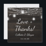 Oak Ridge Rustieke Bruiloft Liefde en Bedankt Plei<br><div class="desc">Oak Ridge Rustic Dark Brown Barn Wood, Sparkling Mason Jars, en Glowing String Lights Design met Twinkling strengen van bungelende lichten en potten op een diepe rijke houttextuur met witte accenten. Met moderne typografische scriptlettertypen. Een rustieke elegante landelijke boerderij stijl ontwerp - Gepersonaliseerde bruiloft liefde en Bedankt vierkant Dank u...</div>