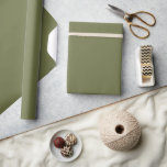 Oakmoss Green Solid Color Cadeaupapier<br><div class="desc">Effen kleur inpakpapier in een enorme verscheidenheid aan kleuren voor al uw bruiloft en douche geschenken. De kleuren voor 2025 zijn donker en vet en dit is wat je vindt in mijn nieuwste design met kleurnamen van verschillende ontwerpbedrijven.</div>