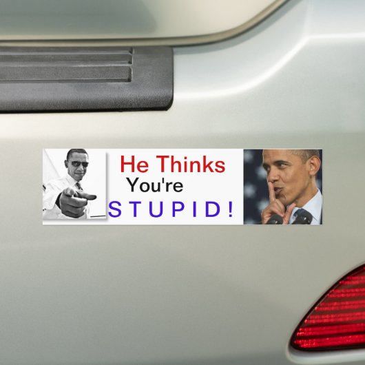 Obama:  Hij denkt dat je dom bent. Bumpersticker (Op auto)