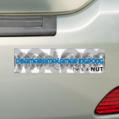 Obama: Hij is een NUT. Bumpersticker (Op auto)