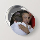 Obama knuffelt een kind ronde button 7,6 cm (Voorkant /achterkant)