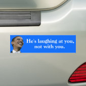 Obama lacht je uit, niet met jou. bumpersticker (Op auto)