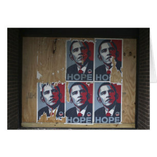 Obama signeert achter een dichtgespijkerde winkelr