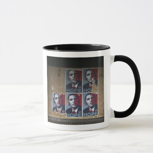 Obama signeert achter een dichtgesplinterd raam va mok (Rechts)