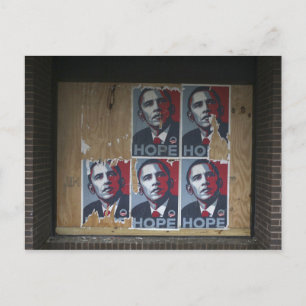 Obama signeert in een dichtgespijkerd raam van een briefkaart