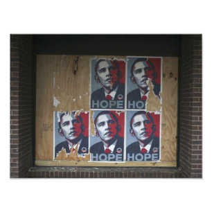Obama signeert in een dichtgespijkerd raam van een foto afdruk