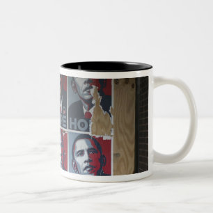 Obama signeert in een dichtgespijkerd raam van een tweekleurige koffiemok