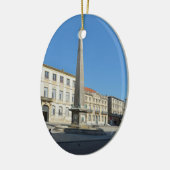 Obelisk van Arles in Frances Keramisch Ornament (Links)