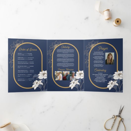 Obituary Celebration of Life Foto Bloemen Navy Drieluik Uitnodiging (Binnen)
