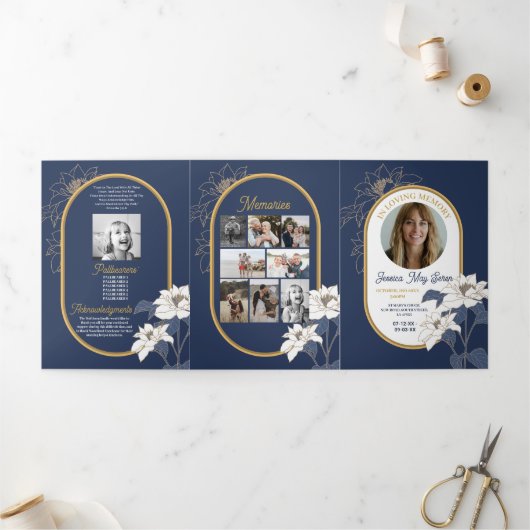 Obituary Celebration of Life Foto Bloemen Navy Drieluik Uitnodiging (Buitenkant)