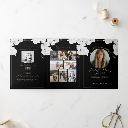 Obituary Celebration of Life Foto Bloemen Wit Drieluik Uitnodiging (Buitenkant)