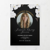 Obituary Celebration of Life Foto Bloemen Wit Drieluik Uitnodiging (Cover)