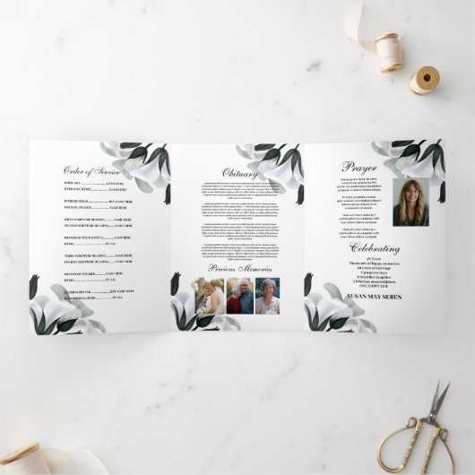 Obituary Viering Leven Foto Zwart Wit Lelie Drieluik Uitnodiging (Binnen)