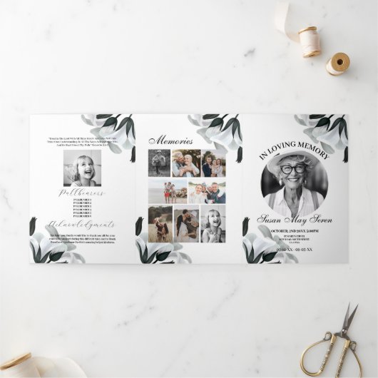 Obituary Viering Leven Foto Zwart Wit Lelie Drieluik Uitnodiging (Buitenkant)