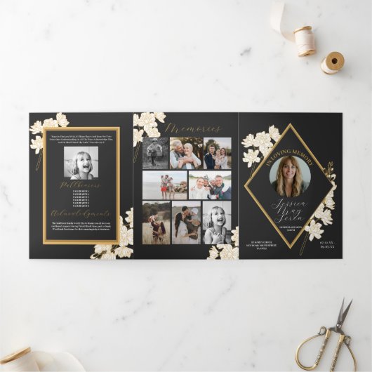 Obituary Viering van het Leven Foto Witte Bloemen Drieluik Uitnodiging (Buitenkant)