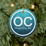 OC Ocean City NJ New Jersey Beach Label Kerstmis Keramisch Ornament<br><div class="desc">OC Ocean City NJ New Jersey Beach Label Christmas Tree Ceramic Ornament ~ Het kan worden gepersonaliseerd met een naam,  jaar of een tekst die u wilt toevoegen. -</div>