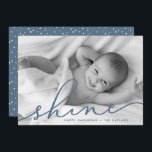 Oceaan | Shine Script Hanukkah-foto Feestdagenkaart<br><div class="desc">Deel vakantiebestemmingen met deze chic Hanukkah-fotokaarten met uw favoriete volledig aftapde horizontale of landschapsgeoriënteerde foto. "Shine" wordt weergegeven als een leistblauw tekstbedekking in elegant handgeschreven script-typografie. Pas je aan met je namen en het jaar onderaan. Kaarten keren terug naar rokerblauw met een sneeuwdeklaag.</div>