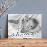 Oceaan | Shine Script Hanukkah-foto Feestdagenkaart<br><div class="desc">Deel vakantiebestemmingen met deze chic Hanukkah-fotokaarten met uw favoriete volledig aftapde horizontale of landschapsgeoriënteerde foto. "Shine" wordt weergegeven als een leistblauw tekstbedekking in elegant handgeschreven script-typografie. Pas je aan met je namen en het jaar onderaan. Kaarten keren terug naar rokerblauw met een sneeuwdeklaag.</div>
