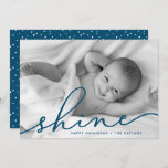 Oceaan | Shine Script Hanukkah-foto Feestdagenkaart<br><div class="desc">Deel vakantiebestemmingen met deze chic Hanukkah-fotokaarten met uw favoriete volledig aftapde horizontale of landschapsgeoriënteerde foto. "Shine" verschijnt als een oceaanblauwe tekstbekleding in elegant hand-lettertype scripttypografie. Pas je aan met je namen en het jaar onderaan. Kaarten keren terug naar donkerblauw met een sneeuwdeklaag.</div>