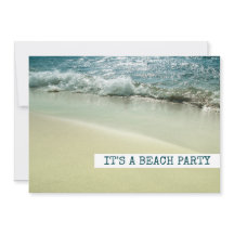 Oceaan, zandige kustlijn met zachte golven