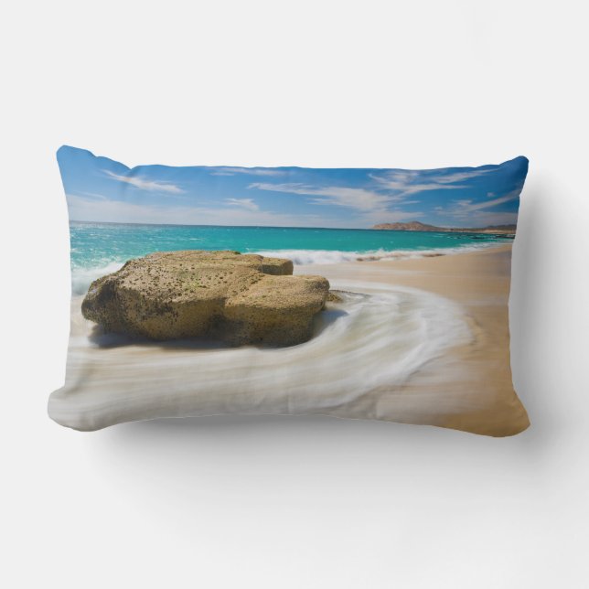 Oceaangetij kolkt op het strand kussen (Voorkant)