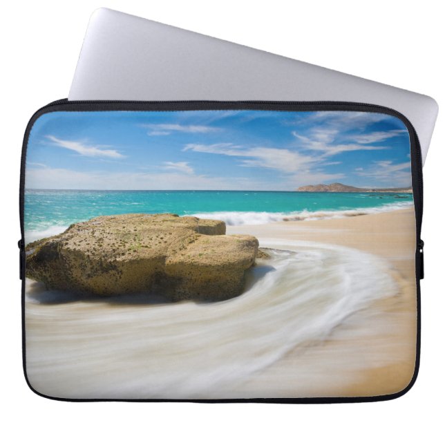 Oceaangetij kolkt op het strand laptop sleeve (Voorkant)