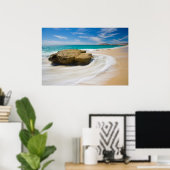 Oceaangetij kolkt op het strand poster (Thuiskantoor)
