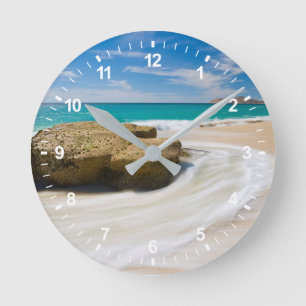 Oceaangetij kolkt op het strand ronde klok