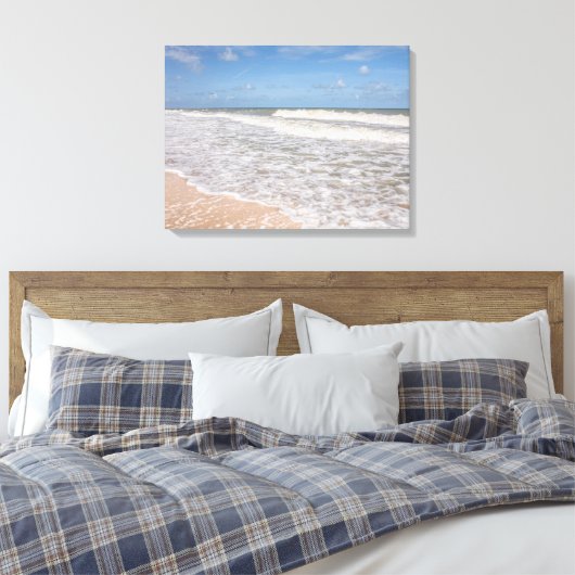 oceaangolven die het zand op het strand bedekken canvas afdruk (Insitu (Slaapkamer))