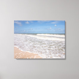 oceaangolven die het zand op het strand bedekken canvas afdruk
