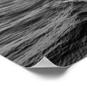 Oceaangolven die neerstorten tegen rotsachtige kus poster (Hoek)