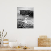 Oceaangolven die neerstorten tegen rotsachtige kus poster (Keuken)