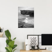 Oceaangolven die neerstorten tegen rotsachtige kus poster (Thuiskantoor)