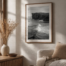 Oceaangolven die neerstorten tegen rotsachtige kus