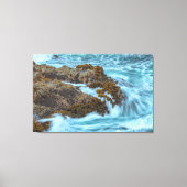 Oceaangolven kruipen op Rocky Shore Canvas Afdruk (Voorkant)