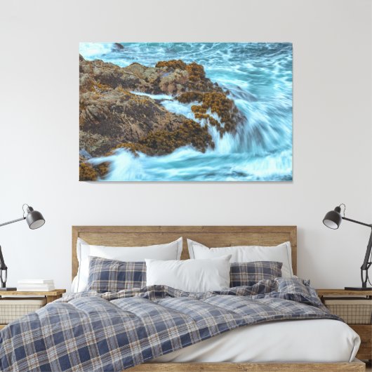 Oceaangolven kruipen op Rocky Shore Canvas Afdruk (Insitu (Slaapkamer))