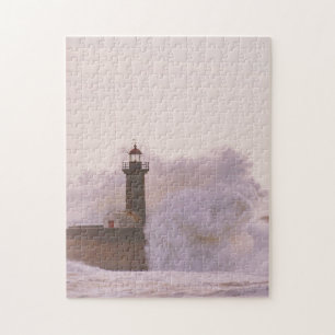 Oceaangolven kruipen tegen vuurtoren legpuzzel