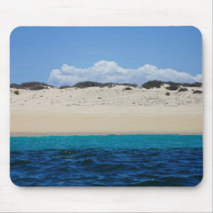 oceaangolven op zandstrand onder blauwe hemel muismat