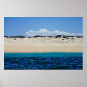 oceaangolven op zandstrand onder blauwe hemel poster