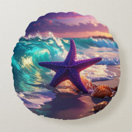 Oceaanstrand met paarse zeester rond kussen