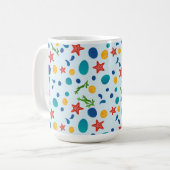 Oceaanstrand met zeesterren, schelpen en steentjes koffiemok (Voorkant links)