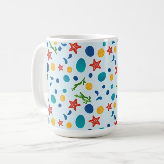 Oceaanstrand met zeesterren, schelpen en steentjes koffiemok (Voorkant links)