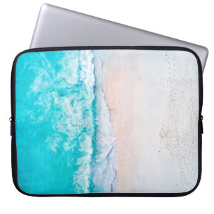 Oceaanstrand, mooi landschap, reisthema. laptop sleeve