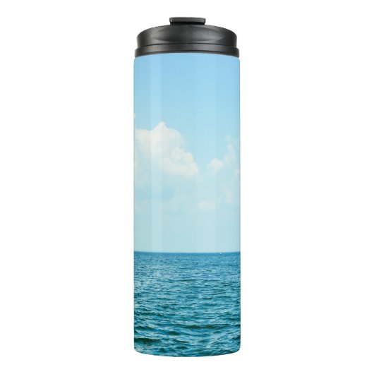 Oceaanwater, heldere blauwe lucht. thermosbeker (Voorkant)