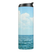 Oceaanwater, heldere blauwe lucht. thermosbeker (Gedraaid links)