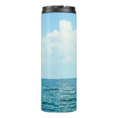 Oceaanwater, heldere blauwe lucht. thermosbeker (Achterkant)